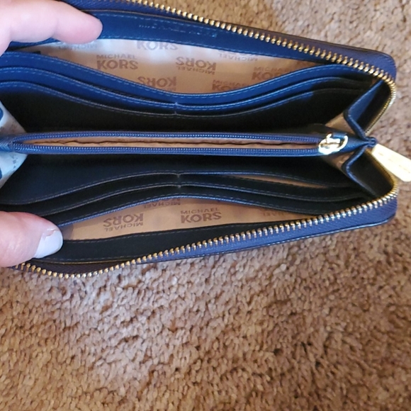 Michael Kors wallet - Picture 2 of 3